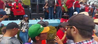 Corrupto, gritaba Joven a Mel Zelaya en marcha del Día del Trabajador