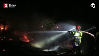 Francia: los bomberos combaten las llamas del gigantesco incendio forestal