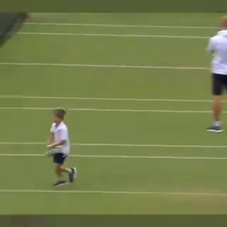 Djokovic entrenando con su  hijo en Wimbledon