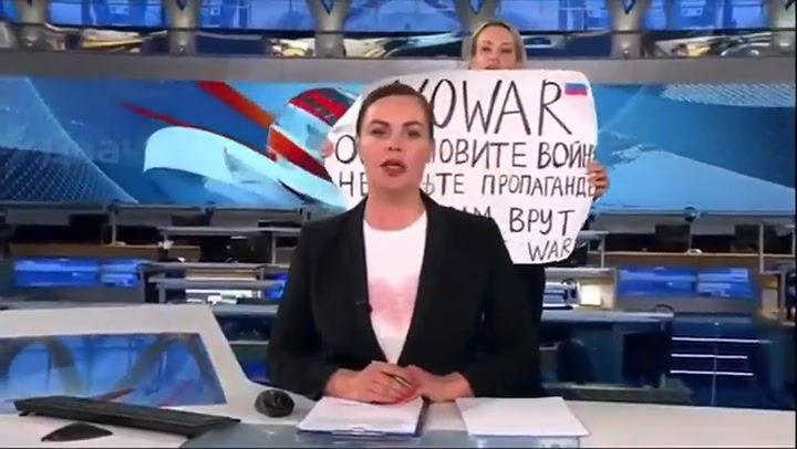 Una manifestante interrumpió un programa de televisión ruso con un mensaje contra la guerra