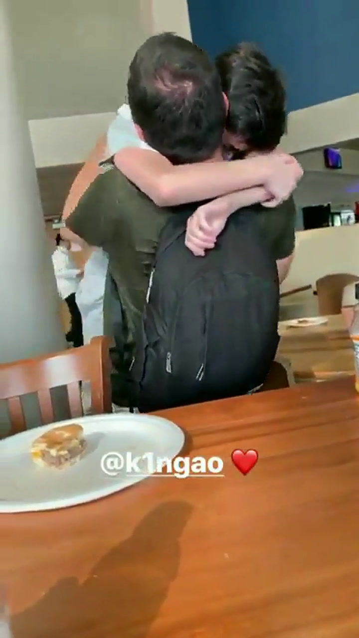 El abrazo entre Thiago y su padre tas la final - Fuente: Twitter