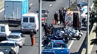Un policía disparó contra un auto que había maniobras extrañas en plena autopista 25 de Mayo
