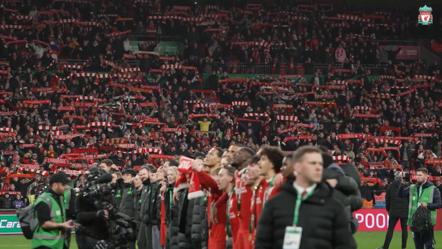 You'll Never Walk Alone: elenco e torcida do Liverpool cantam juntos após título