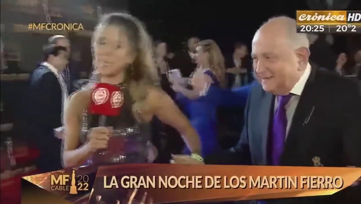 Chiche Gelblung en la alfombra roja de los Premios Martin Fierro de cable