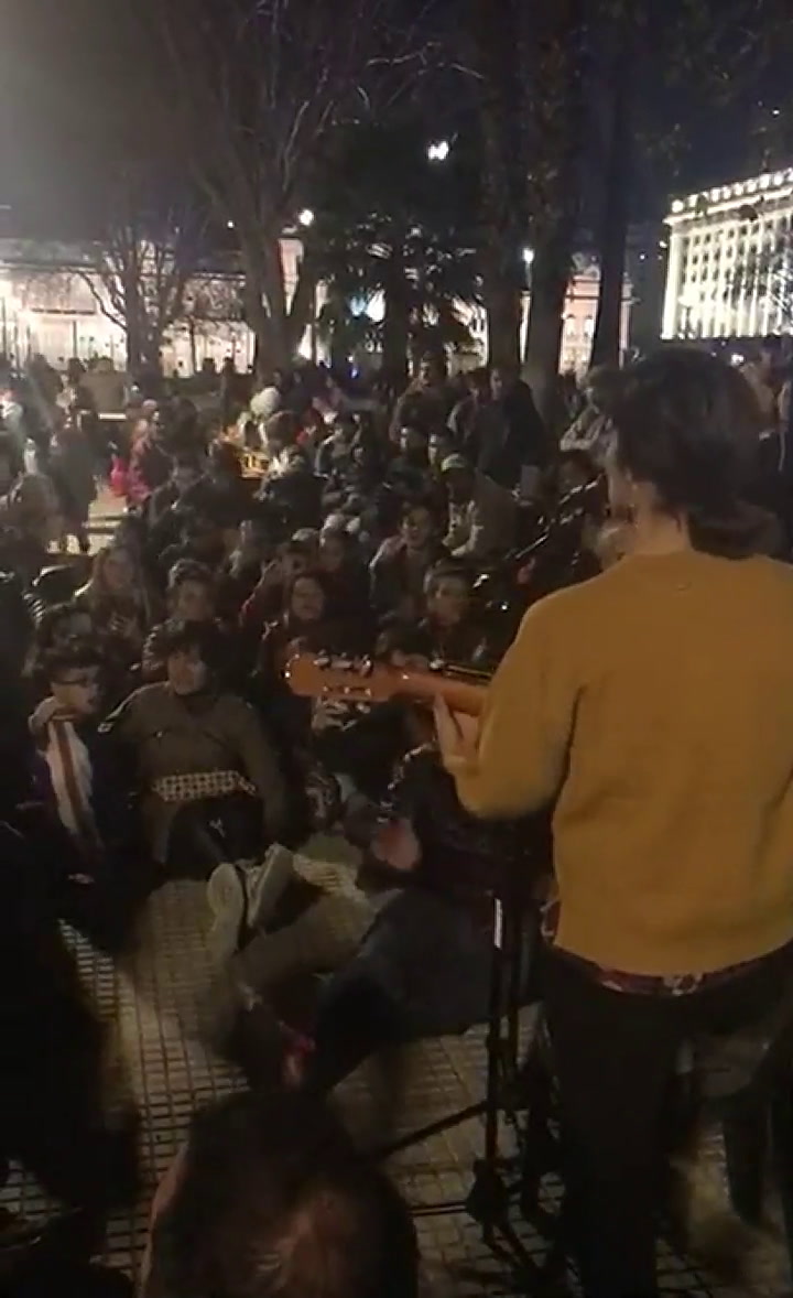 Impresionante noche solidaria en Plaza de Mayo y Cayo con Julieta Venegas
