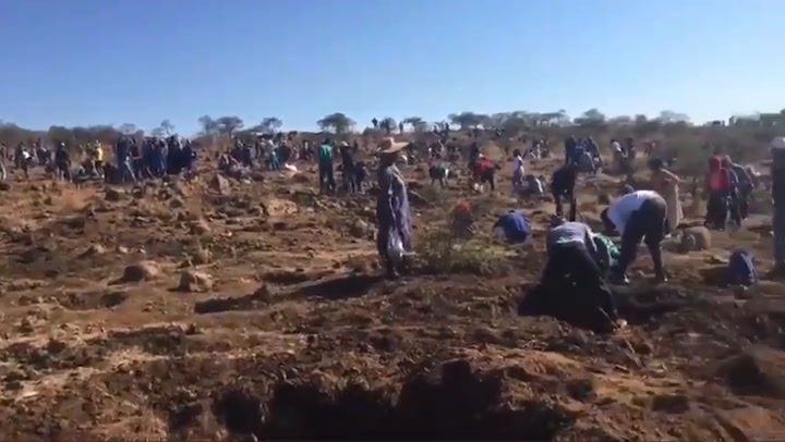 People flock to South African village for 'diamond rush'