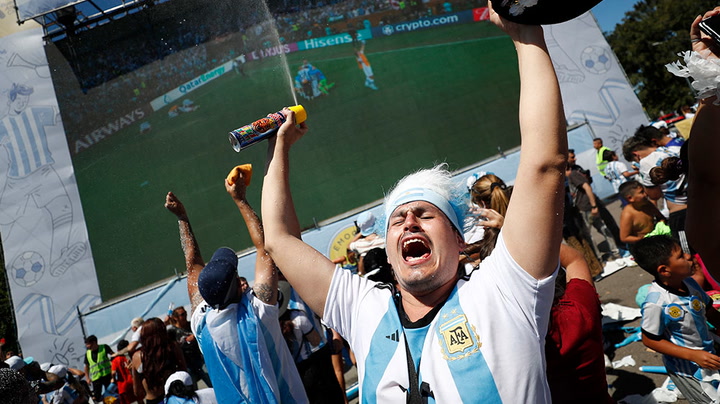 Fans in Buenos Aires erupt in celebrations as Argentina wins World Cup 2022