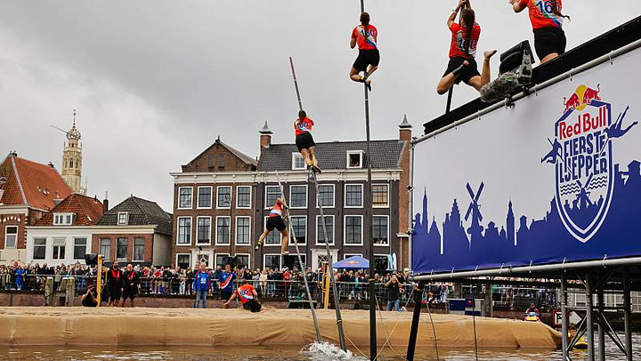 Fierljeppen: Canal jumping returns to the Netherlands