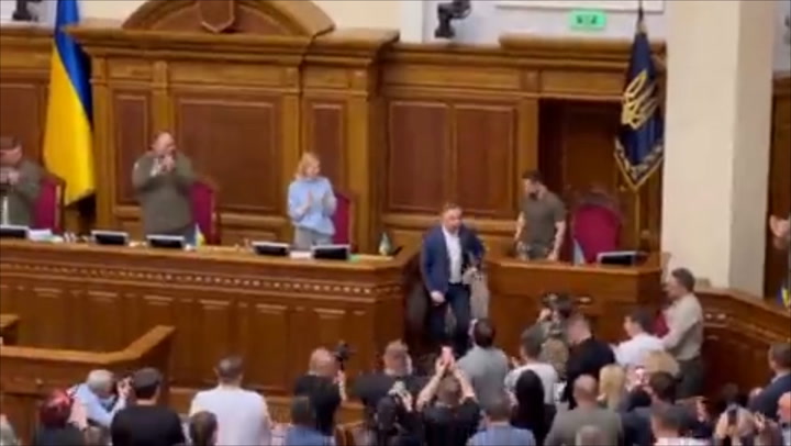Polish president hugs Zelensky before first address to wartime Kyiv Parliament