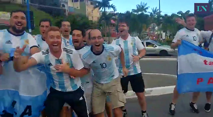 Los hinchas disfrutan la previa del enfrentamiento entre la Argentina y Colombia