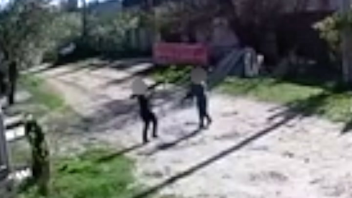 En video fra Ukraina skal vise to barn som leker med våpen