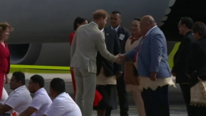 El Príncipe Harry y Meghan llegan a Tonga - Fuente: YouTube