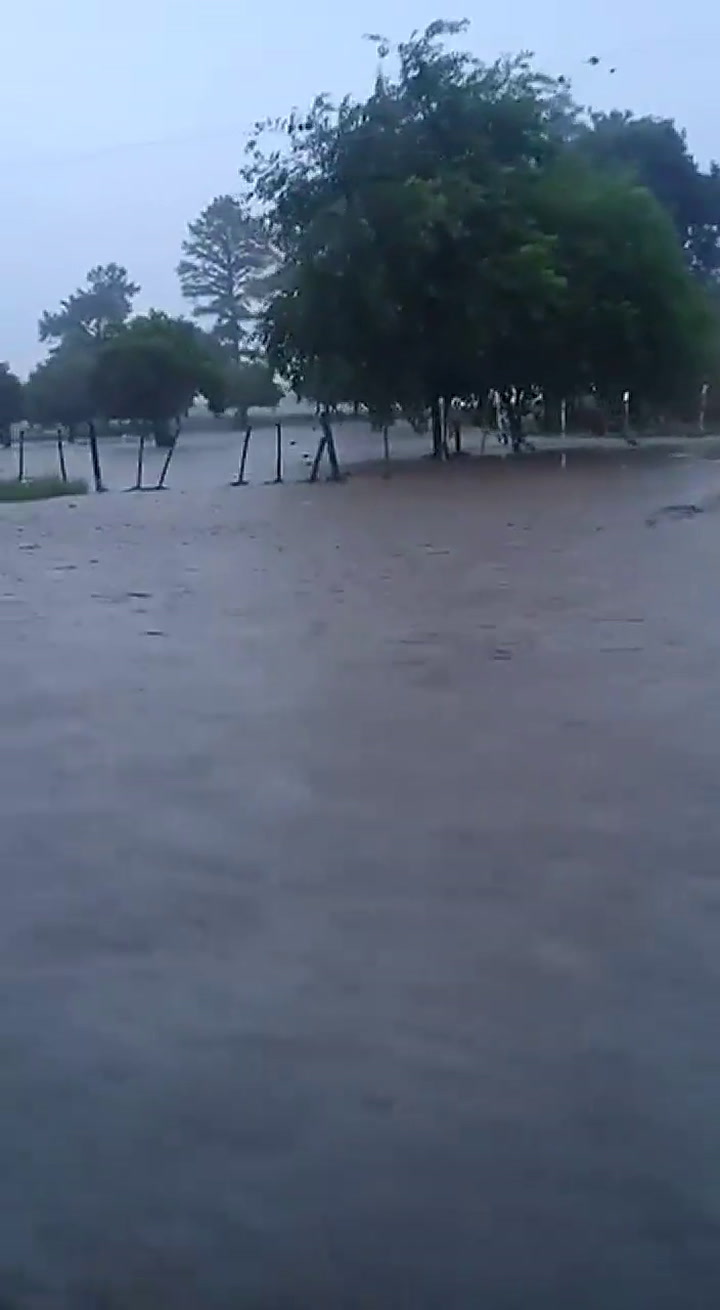 La fuerte inundación vista desde un auto