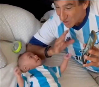 Gustavo Costas le transmite la pasión por Racing a su bebé