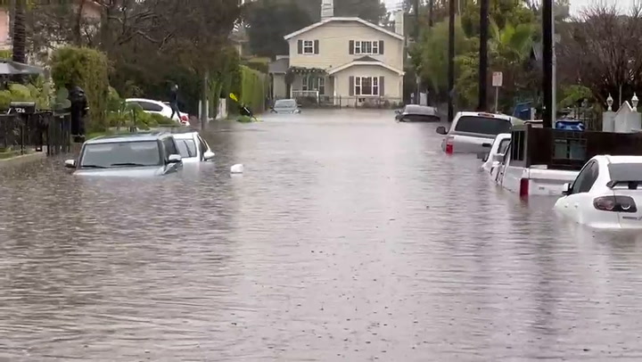 La impactante imagen de un hombre en kayak en las calles inundadas de Santa Bárbara, California