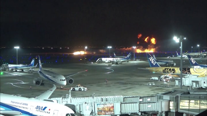Un avión de Japan Airlines chocó contra una aeronave militar y se incendió  en Tokio: hay cinco muertos - Infobae