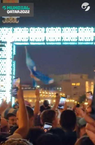 Mundial de Qatar 2022. Los locales quedaron fascinados con el banderazo argentino: "Nunca vi nada parecido..."
