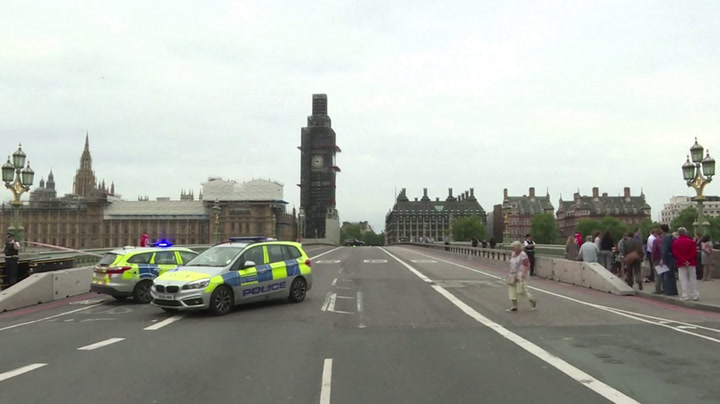 Varios heridos al estrellarse auto contra Parlamento de Londres - Fuente: AFP