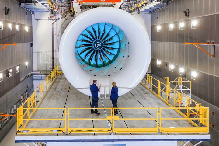 El motor de avión más grande del mundo superó su última prueba y consume un 25% menos de los motores anteriores
