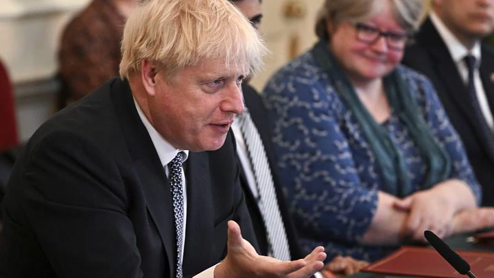 Dimisión de dos ministros debilita liderazgo de Boris Johnson 
