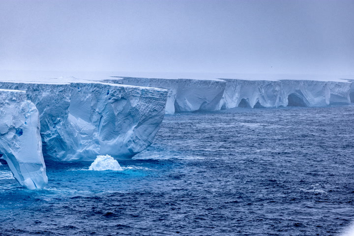 En El Océano Antártico. El Mayor Iceberg Del Mundo A La Deriva