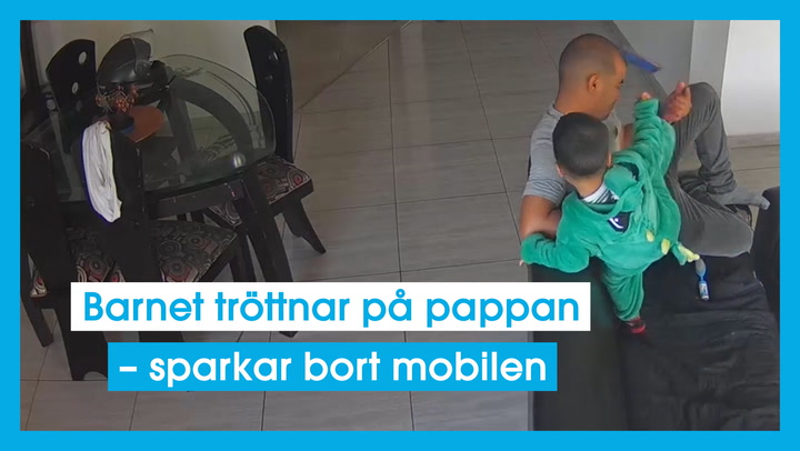Barnet tröttnar på pappan – sparkar bort mobilen