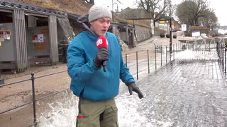 Video: Vinden herjer i Fredrikstad: - Oversvømt 