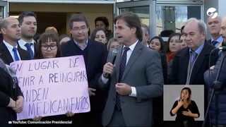 El presidente de Uruguay, Luis Lacalle Pou, invitó a una joven que protestaba por medicamentos