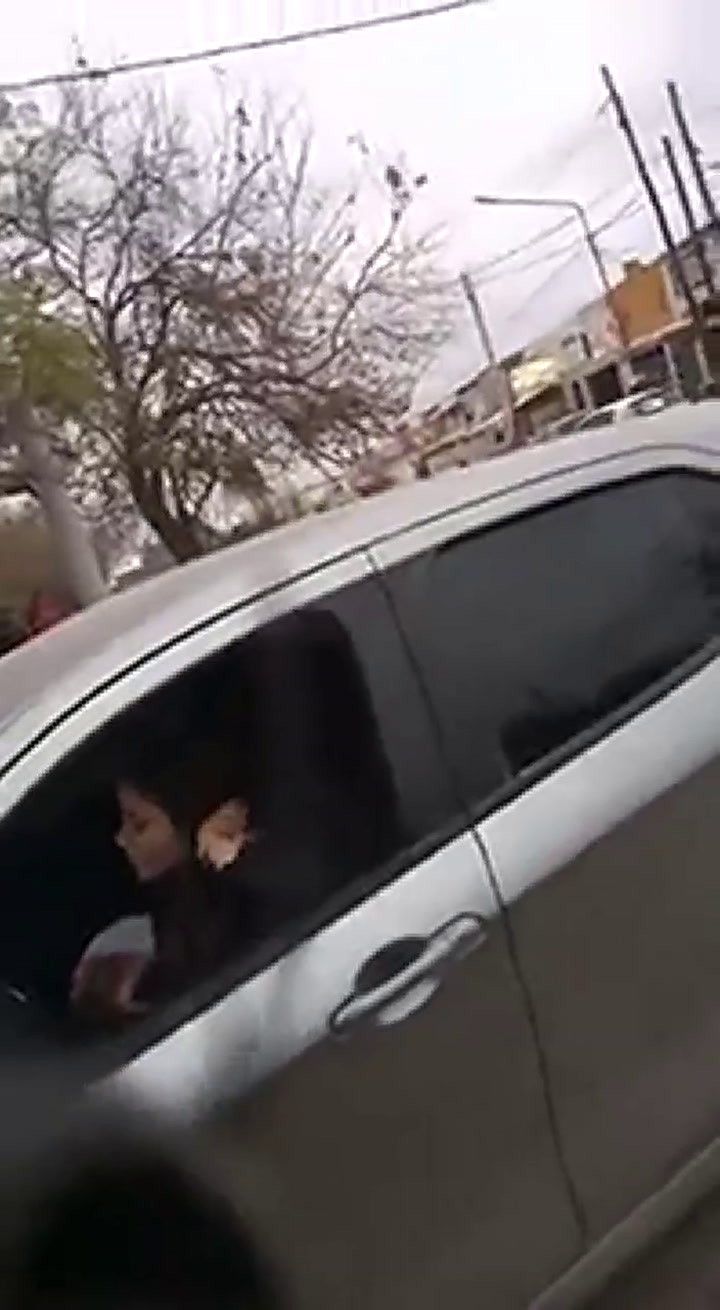 El video completo de la mujer que amenazó a los policías