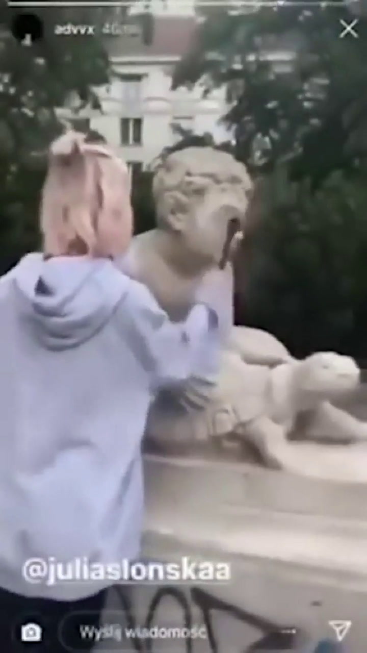 Una influencer polaca destrozó una estatua de 200 años para ganar followers  - Fuente: YouTube