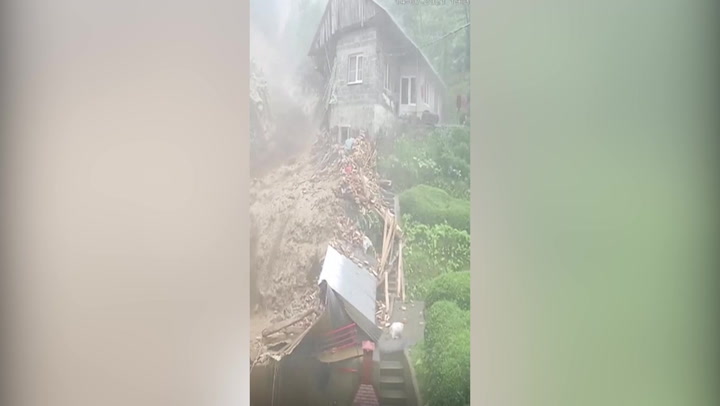 Locals narrowly escape huge mudslide in Turkey