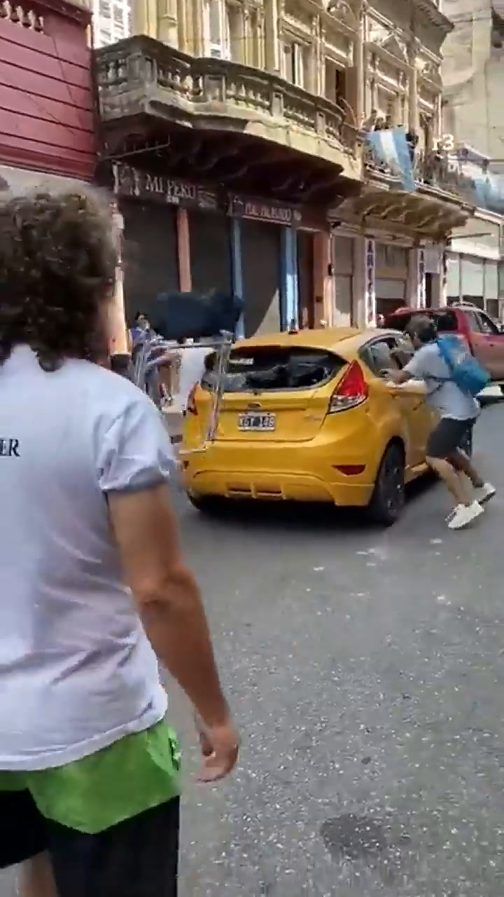 Cortó un piquete, atropelló a dos manifestante y le terminaron destrozando el auto (@Rosariotres)
