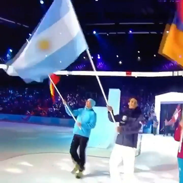 Valeria Mazza orgullosa de su hijo portando la bandera nacional - Fuente: Instagram