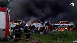 Voraz incendio en un depósito de móviles policiales en desuso en Ensenada