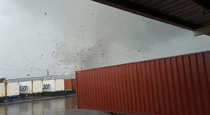 Testigos comparten videos del posible tornado en Montebello, California