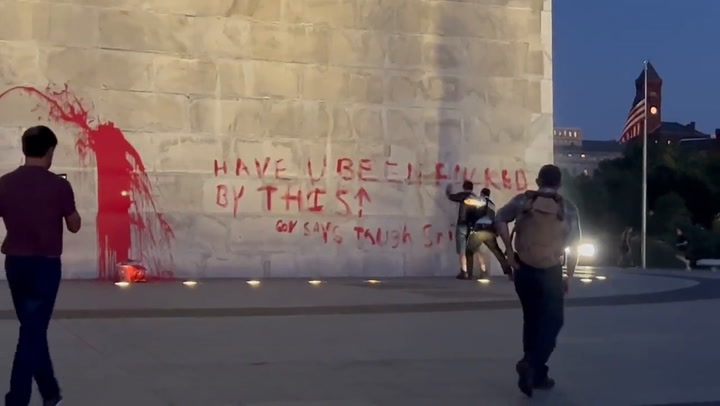 El momento en el que vandalizaron el Monumento a Washington