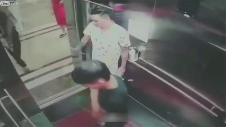 Intentaban llevar un gran vidrio en un ascensor y les terminó reventando