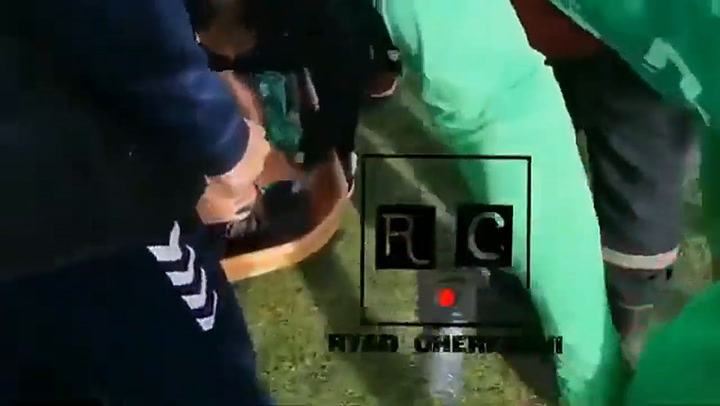Tragedia en el fútbol: murió un jugador argelino en pleno partido por un golpe en la cabeza