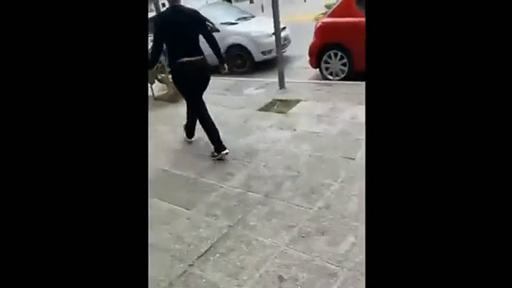 Neuquén: una mujer tapó una rampa con su auto y golpeó a un inspector de tránsito