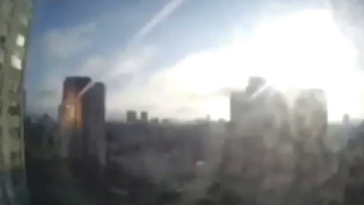 El momento exacto en el que un edificio residencial de Kiev es atacado por un misil