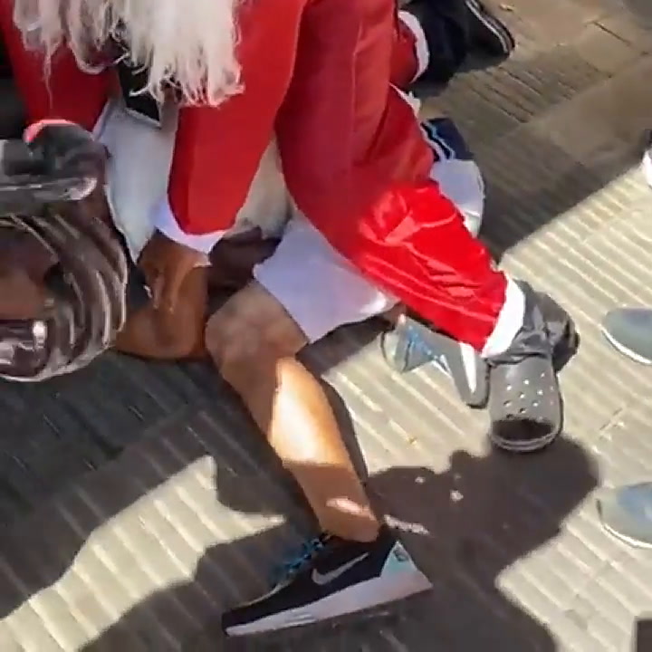 Un repartidor disfrazado de Papa Noel retuvo a un ladrón