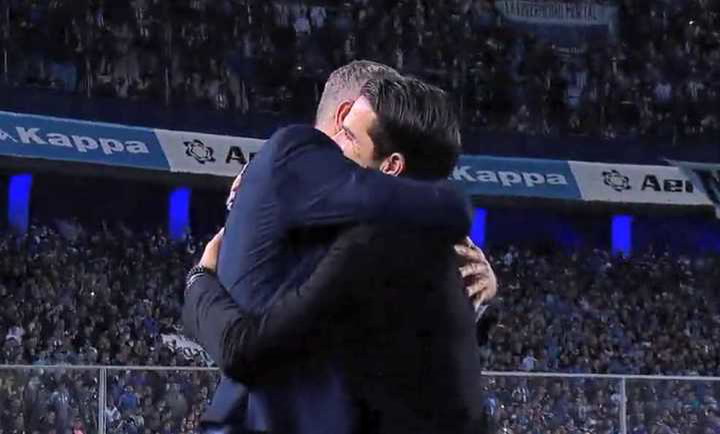 El abrazo de Gago y Palermo en la previa a los cuartos de final