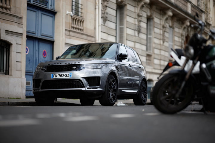Paríž ide bojovať proti veľkým a tučným SUV. Za hodinu parkovania bude účtovať 18 eur​