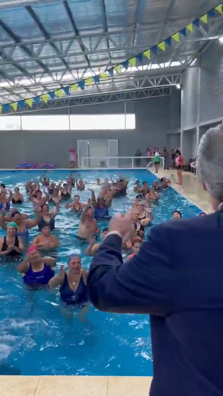 Alberto Fernández apareció en una clase de gimnasia acuática