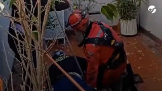 Una jubilada barría el patio de su casa, el piso colapsó y cayó 7 metros bajo tierra
