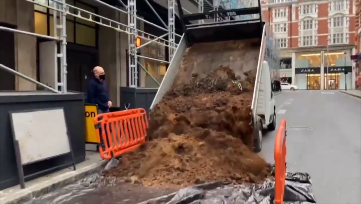 Extinction Rebellion dump manure outside Daily Mail office