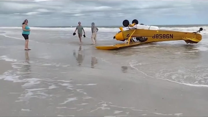 Moment plane lands upside down on beach in Florida