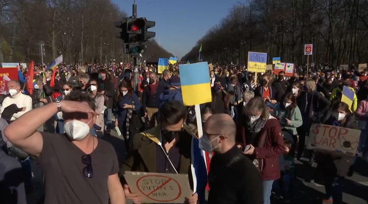 Watch live as tens of thousands gather at Berlin anti-war demo