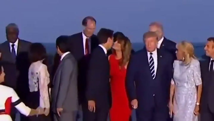 Brigitte Macron besando a Donald Trump y Melania Trump recibe dos besos de Justin Trudeau.