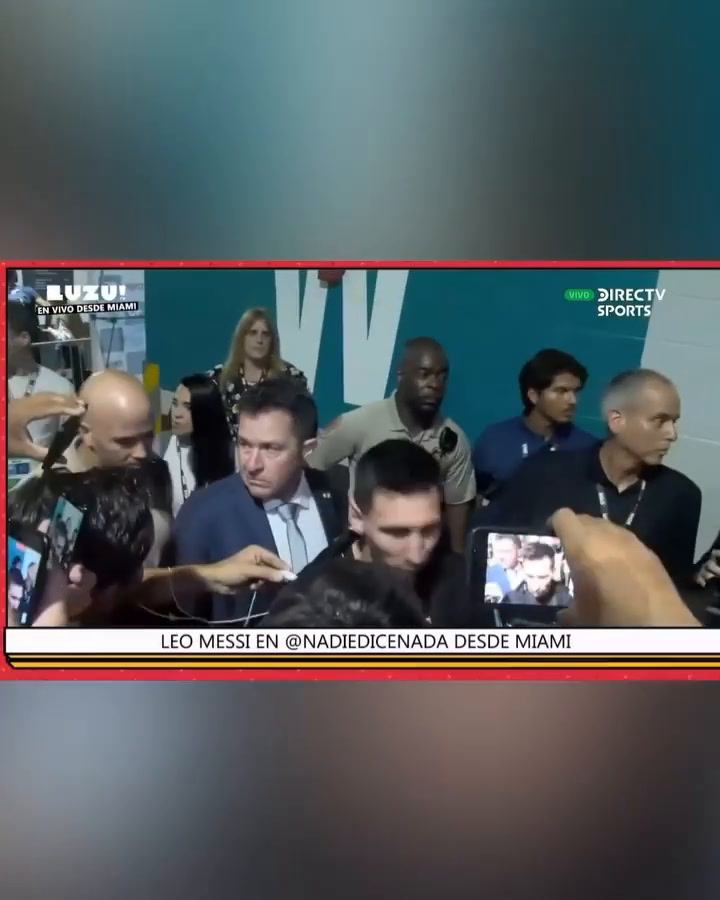 Nicolás Occhiato habla con Lionel Messi tras el amistoso con Honduras